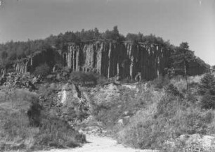 Westerzgebirge. Pöhlberg. Aufgelassener Bruch in Säulenbasalt über Tertiärsanden an der Westseite