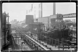Blick von Bau Me 532 Behälter, Me 3 Dampfkesselhaus, Me 7 Kompressorenanlage, Me 105 Druckwasserreinigung, Me 147 Kühlwerk, Straße V
