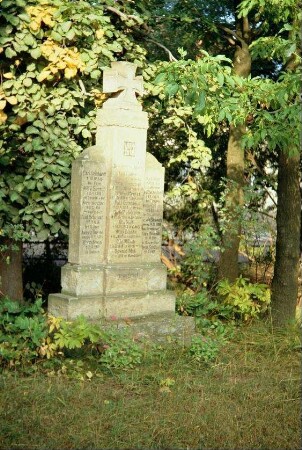 Kriegerdenkmal für Gefallene des 1. WK; dreigeteilte Steintafel mit Namen