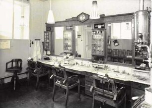 Herrensalon : Roßwein, Gartenstraße 4. Wohnhaus (um 1900/ Ladeneinbau um 1925) mit Frisiersalon der PGH Olympia (ehem. Frisiersalon Pinkert). Herrensalon
