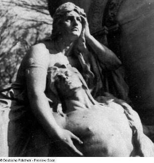 Eberlein, Gustav Heinrich: Denkmal für Richard Wagner (1813-1883; Komponist, Dirigent), 1901-1903. Marmor. Detail Brünhild mit Siegfried. Berlin, Tiergartenstraße