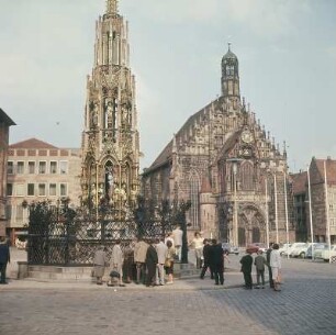 Nürnberg. Hauptmarkt mit Schönem Brunnen und Liebfrauenkirche