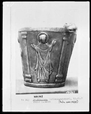 Weihwasserkessel mit der Figur des segnenden Christus, der Muttergottes, des heiligen Heribert und des Abtes Hartmann von Deutz — Maria