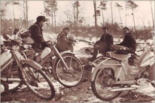 Männer mit Mopeds