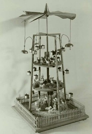 Weihnachtspyramide mit Rüböllämpchen und Glockenspiel