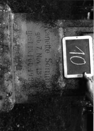 Grabstein 10 (Index: 100100973) Material: Sandstein Zustand: Schrifttafel fehlt Maße HxBxT: 148x57x20 cm Beschreibung: Stele, getreppter Sockel, Abschluß: Sonderform Symbolik: Davidstern Besonderheit: eingravierte Nummer: 65: Grabstein 10A