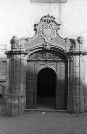 Endingen: Haus mit geschwungenem Giebel, Portal