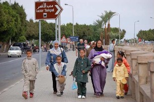 Luxor - Frauen und Kinder : Luxor, Niluferstraße, ägyptische Familie, aufgenommen 2006
