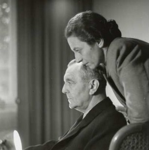 Friedrich Paulus mit seiner Tochter Olga Baronin von Kutzschenbach in seiner Wohnung
