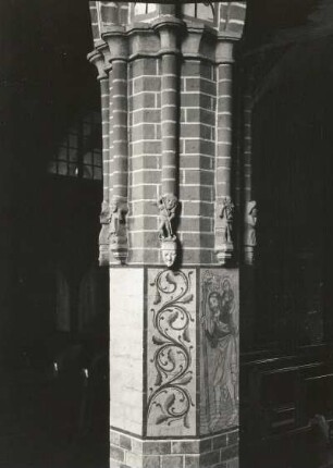 Parkentin. Kirche (M. 13. Jh./2. H. 14. Jh.), Inneres. Pfeiler mit Konsolfiguren als Gewölberippenansätze