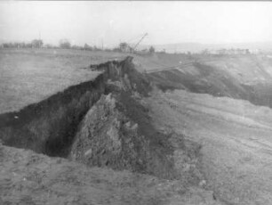 Zittauer Becken, Braunkohlentagebau Olbersdorf. Junge Rutschungen im Abraum. Blick nach Westen, im Mittelgrund Bagger
