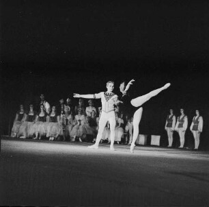 Schwanensee in Meißen 1955 : Ballett "Schwanensee" von Peter Tschaikowski im Burghof der Albrechtsburg Meißen. Mit Ballett und Orchester der Sächsischen Staatsoper Dresden