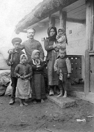 Wolhynien, Suszybaba [Sushibaba] [Familienbild: Soldat mit Frau und fünf Kindern (drei Mädchen und zwei Jungen)]