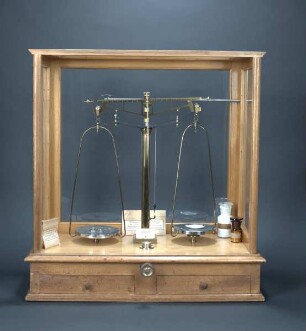 Apothekerwaage in Glaskasten