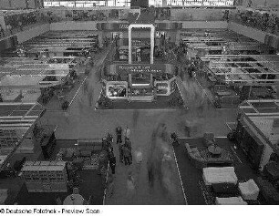 Leipzig. Leipziger Herbstmesse, 1983. Raumaufnahme. Mitteltrakt mit Ausstellungskojen