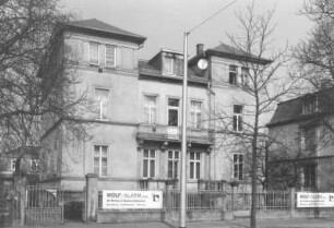 Dresden-Neustadt, Radeberger Straße 21. Wohnhaus (1862). Straßenansicht mit Einfriedung