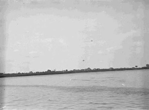 Ansicht eines Elbufers von der Wasserseite aus