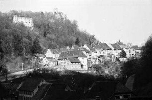 Pfirt, Ferrette: Blick auf Ort mit Burg