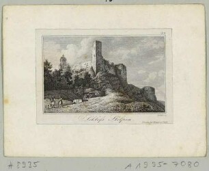 Die Burgruine Stolpen in der Sächsischen Schweiz von Westen, vorn der Siebenspitzenturm, links der Seigerturm