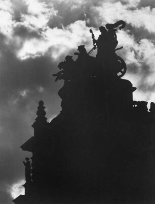 Dresden. Semperoper, Quadriga auf der Oper von Johannes Schilling