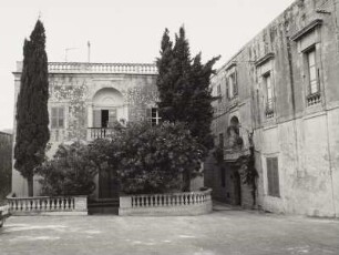 Palazzo an der Stadtmauer
