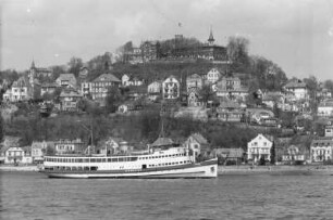 Hamburg-Blankenese. Blick über die Elbe mit Dampfer "Jan Wolsen" zum Villenviertel mit Süllberg-Hotel