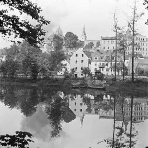 Elbogen (Loket/Tschechische Republik). Blick über den Fluss Eger zum Schloss