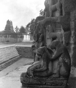Hochrelief einer Affengruppe und weiter Figuren : Tempelanlage (?) mit Treppenarchitektur