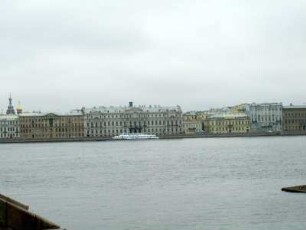 St. Petersburg: Newa-Ufer mit städtischer Bebauung