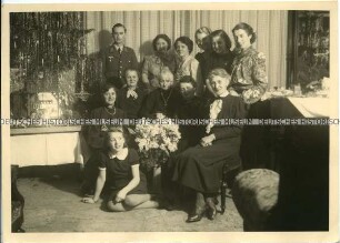 Gruppenfoto einer Geburtstagsfeier am Weihnachtsbaum