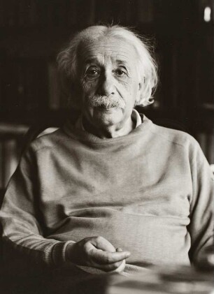 Der Physiker Albert Einstein in seinem Haus in Princeton