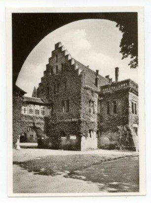 Großer Deutschhof mit Durchgang zum kleinen und Staffelgiebelhaus
