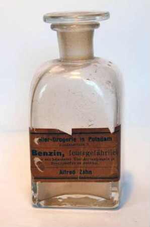 Vierkantflasche aus der Adler-Drogerie Potsdam