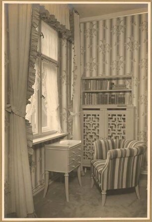 Haus Ury, Berlin-Nikolassee Inneneinrichtung: Schlafzimmer für Gäste Sesselecke am Fenster