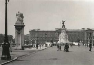London. Straßenbild mit Buckingham Palace (1846 Umbau) und Queen Victoria Memorial (1911)