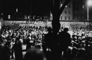 Am geöffneten Grenzübergang EberswalderStraße/Bernauer Straße ? (Staatsgrenze zu Westberlin/Berliner Mauer)