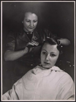 Friseurin bei der Arbeit
