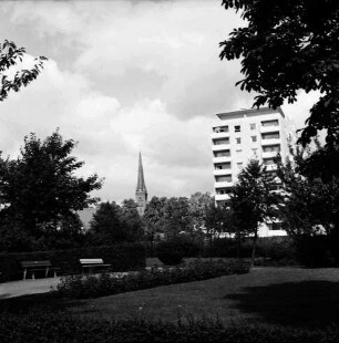 Kurpark: Hecken, Blumenrabatten und Bänke: hinten rechts Hochhaus "Liebe" an Kurparkallee: hinten Mitte Turm der Peter-Paul-Kirche