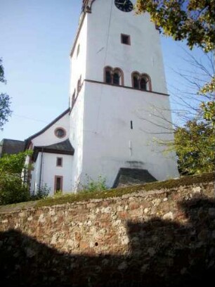 Martinskirche-Kirchturm von Osten über Kirchhofmauer (Wehrgang 1689 zerstört)-im Kern Romanischer Chorturm-Mittelgeschoß mit Biforien-Glockengeschoß im 18 Jh erneuert über Kirchhofmauer
