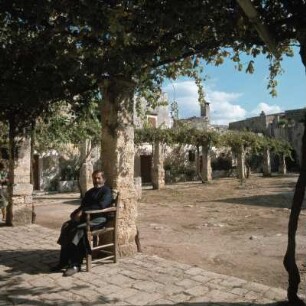 Kreta. Moní Arkadi. Rebenspaliere auf der Nord- und Ostseite des Klosterhofs