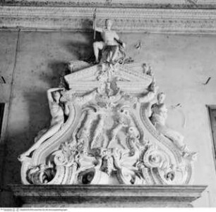 Kamin mit figürlicher Dekoration und Relief mit Satyr und Diana (?)