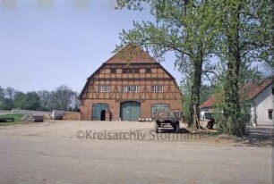 ehemaliges Gut Trenthorst-Wulmenau: Wulmenau: Stallgebäude: Giebelseite mit Scheunentoren