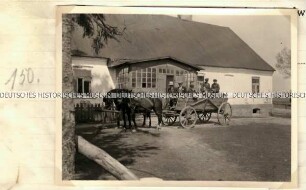 Familie in einer Kutsche vor einem Wohnhaus