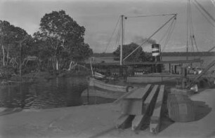 Am Hafen : Blick in einen Hafen mit Dampfschiff