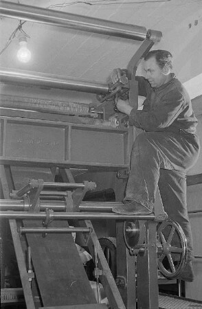 Monteur an einer Achtfarben-Tiefdruckrotationsmaschine im Druckhaus "Einheit", Salomonstraße