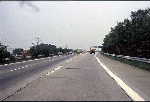 Einfahrt in Nebenfahrbahn Ost (Heidelberg Richtung Frankfurt) von Hauptfahrbahn Ost (Heidelberg Richtung Frankfurt)