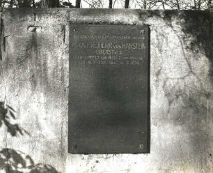 Inschrifttafel für Max Freiherr von Hanstein : Inschrifttafel für Max Freiherr von Hanstein. Diorit) (ab 1930). Dresden-Neustadt, Nordfriedhof (Garnisonsfriedhof)