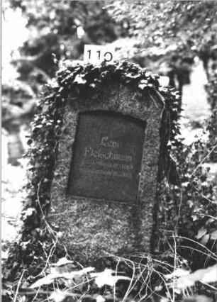 Grabstein 110 (Index: 100112861) Maße HxBxT: 126x65x38 cm: Grabstein 110
