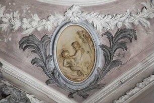 Stuckdecke mit Putti — Reliefmedaillons mit szenischen Puttendarstellungen — Spielende Putti
