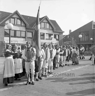 Junge Europäische Föderalisten (JEF) e.V. und Europa-Union: Folklorefest: Trachtengruppe auf dem Europaplatz